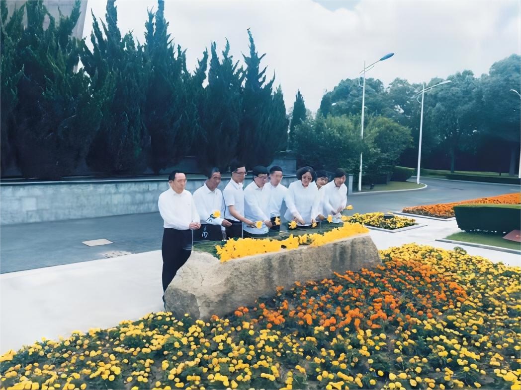 为革命烈士献花