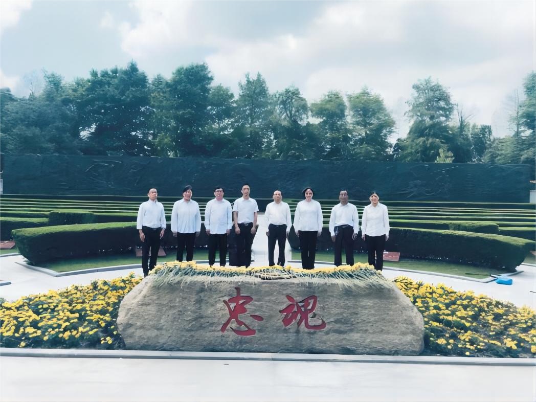 瞻仰革命先烈